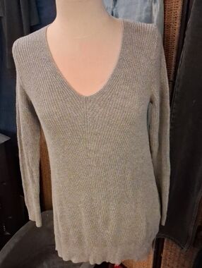 Old Navy Women's Ribbed V-Neck Sweater in Light Gray